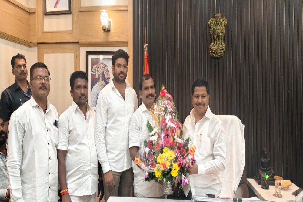 सोलापूर महानगरपालिकेतील कर्मचाऱ्यांच्या विषयावर किसन जाधवांनी घेतली विधानसभा उपाध्यक्ष अण्णा बनसोडे यांची भेट